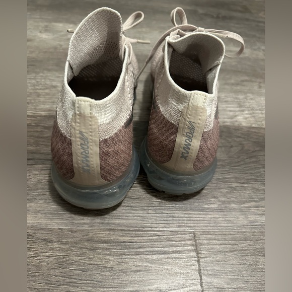 Like new NIKE vapormax women’s runners US 7.5 - Picture 5 of 7